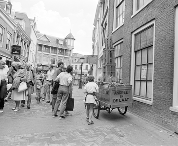 72530 Gezicht in Voor Clarenburg te Utrecht met op de voorgrond rechts een oude bakkerskar geplaatst door bakkerij ...